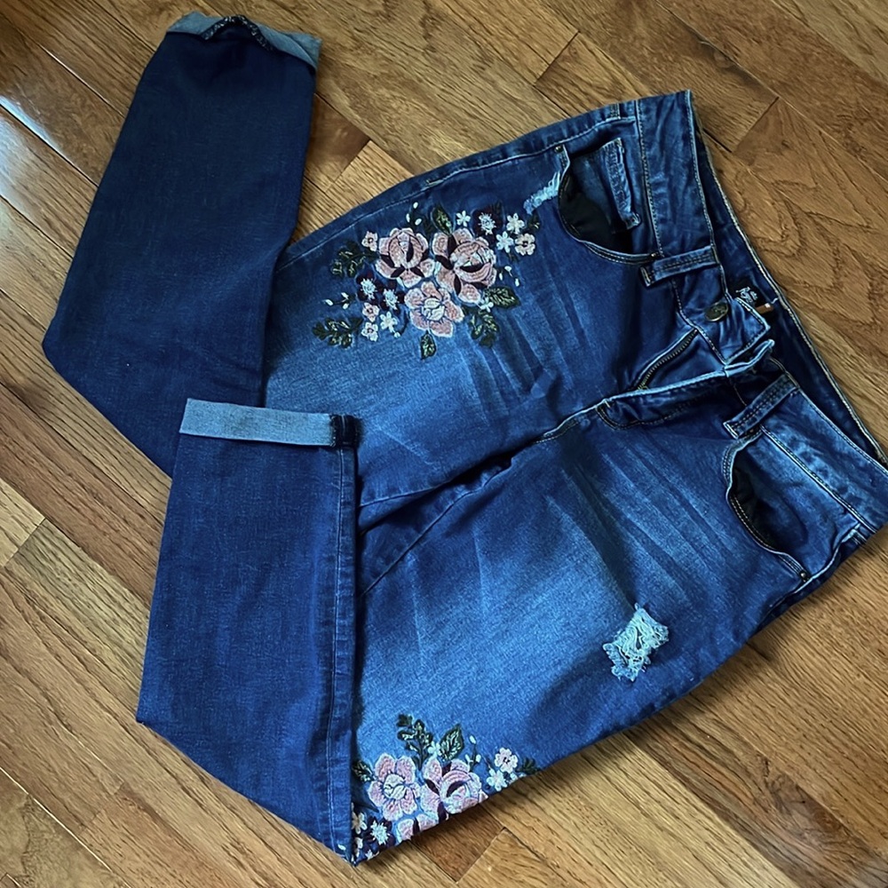 Mid rise embroidered skinny jeans